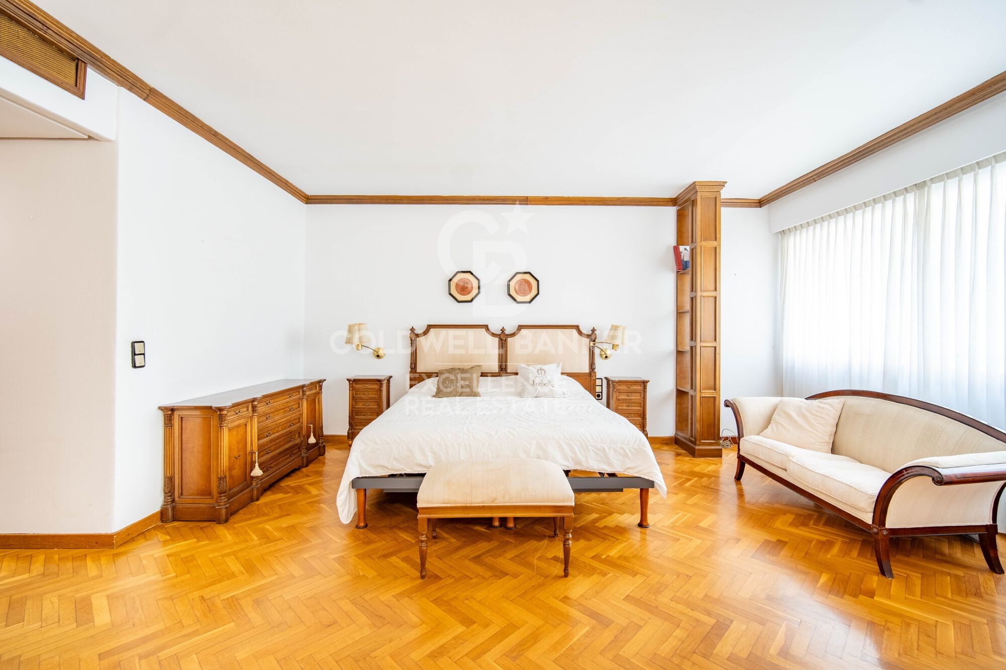 Elegant Residence on Calle Colón - Luxury and Space in Valencia's Finest Location