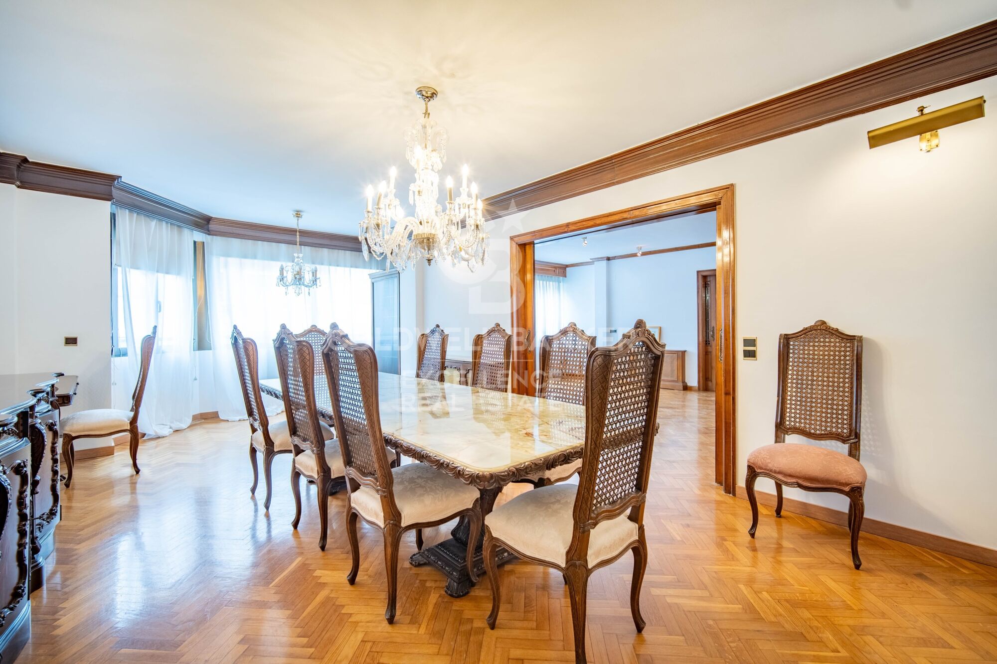 Elegant Residence on Calle Colón - Luxury and Space in Valencia's Finest Location