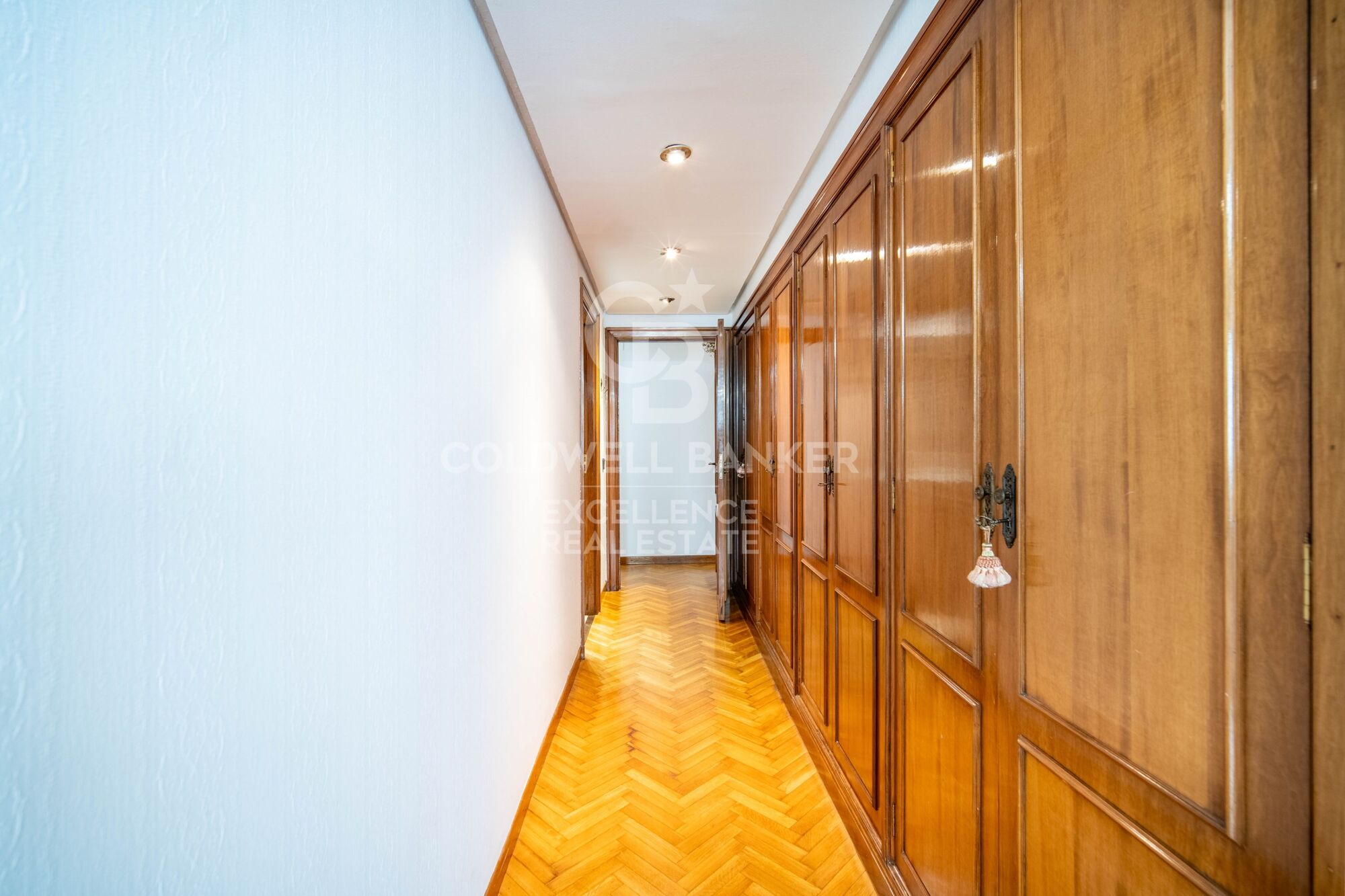 Elegant Residence on Calle Colón - Luxury and Space in Valencia's Finest Location