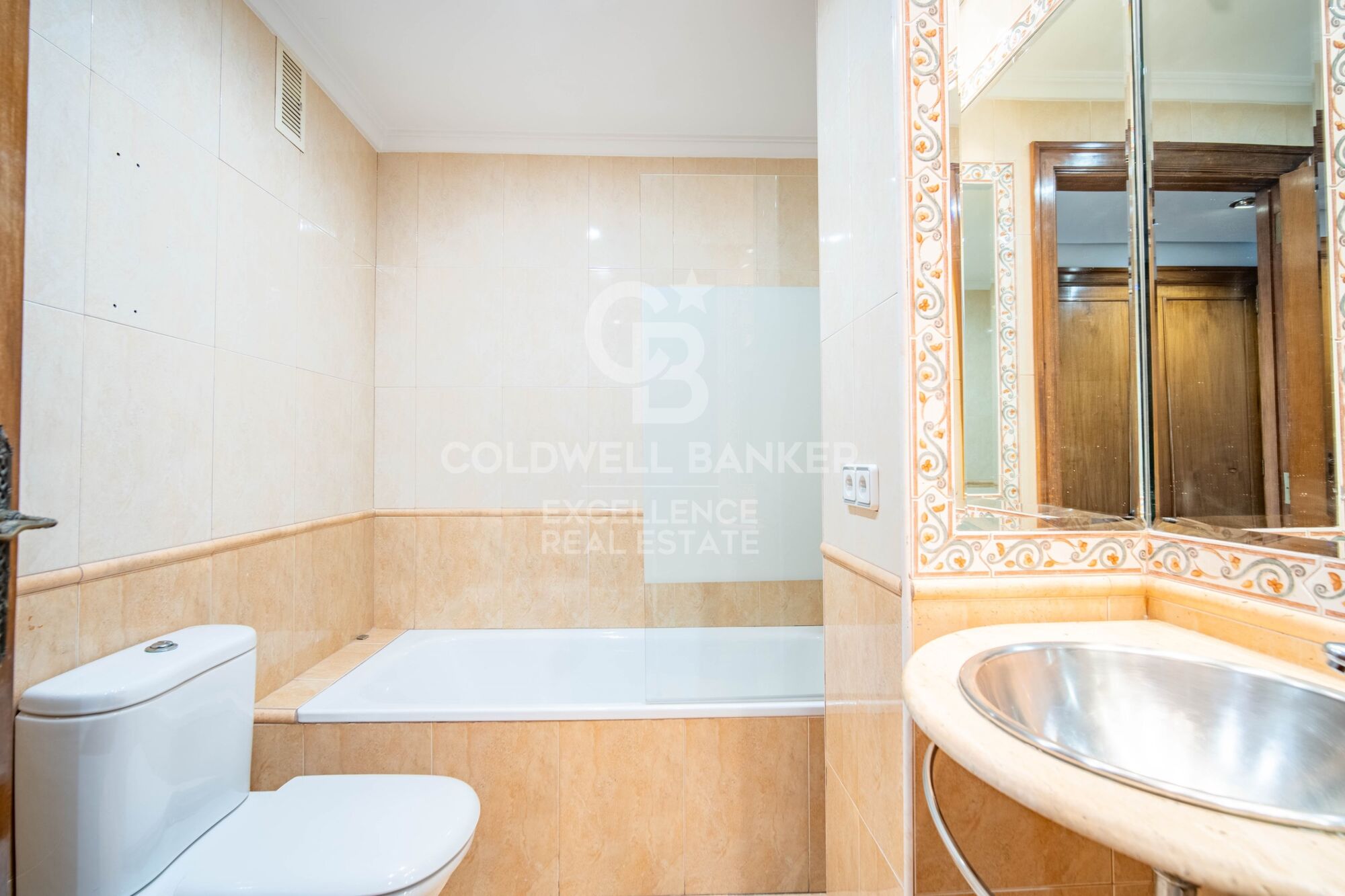 Elegant Residence on Calle Colón - Luxury and Space in Valencia's Finest Location