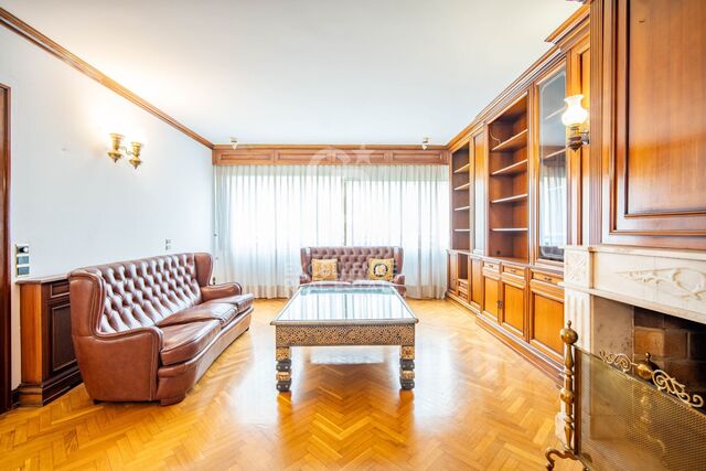 Exclusivo piso señorial con 5 suites y garaje en Calle Colón.