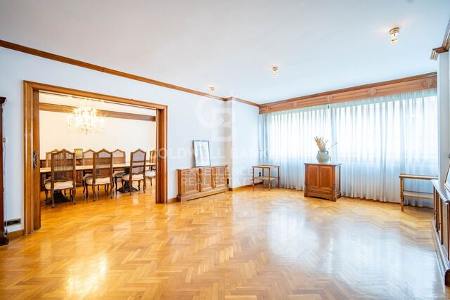 Exclusivo piso señorial con 5 suites y garaje en Calle Colón.