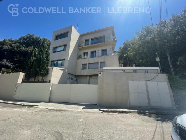 Maison spectaculaire à vendre à Vallvidrera avec piscine, jardin et terrasses