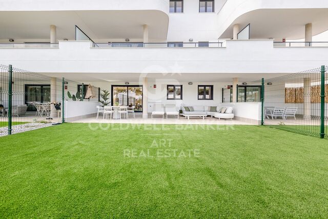 Elegante apartamento en planta baja con jardín privado en Estepona