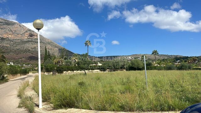 Grundstücke von insgesamt 3000 m2 mit Blick auf Montgó Valls