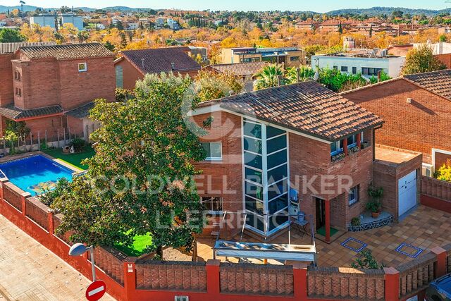 Amplia y luminosa casa de 290 m² en tres plantas con jardín y piscina