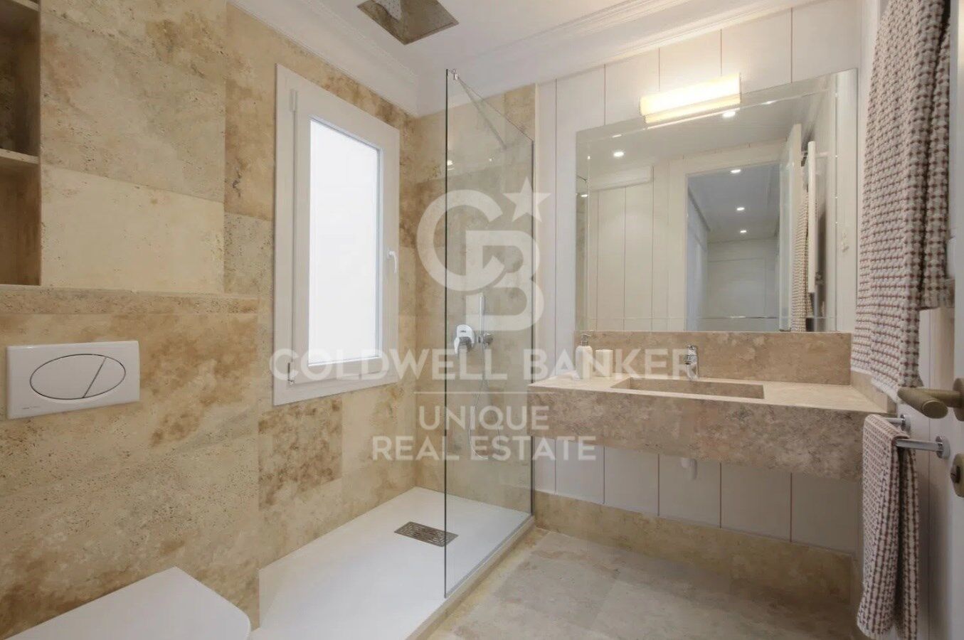 Renovated penthouse with terrace in Castellana, Madrid