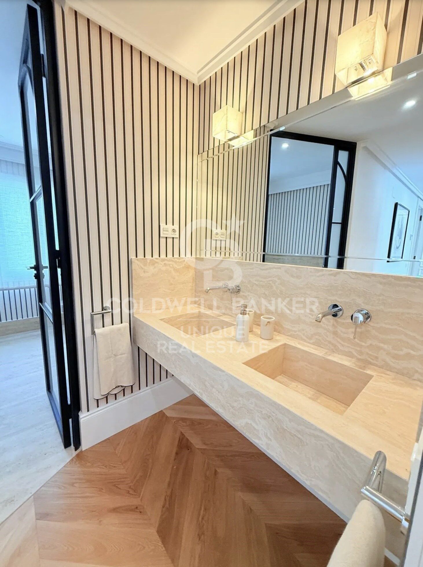 Renovated penthouse with terrace in Castellana, Madrid