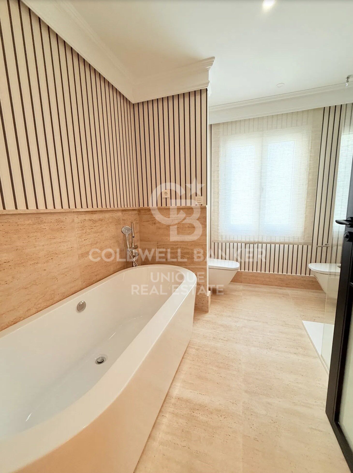Renovated penthouse with terrace in Castellana, Madrid