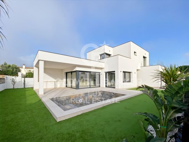 Casa de obra nueva en Roses, piscina, garaje y jardín