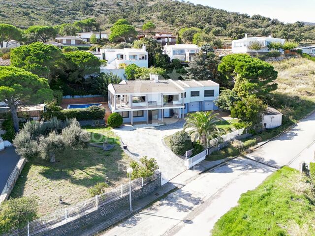 Excepcional villa con vistas panorámicas al mar y piscina en Port de la Selva