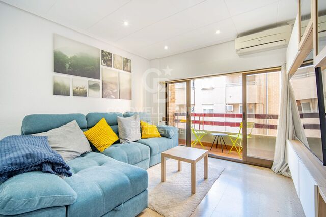 133 m2 flat with balcony and garage in Plaza Vicente Iborra, El Carmen. Ideal for investors and families