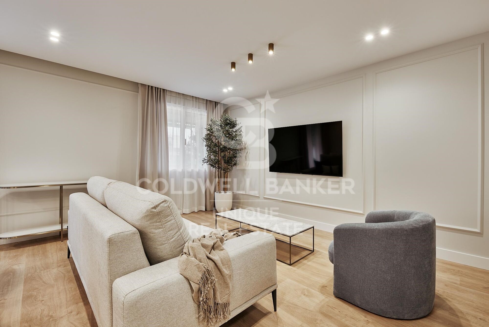 Renovated exterior apartment with 3 bedrooms, terrace and garage in Lista, Madrid