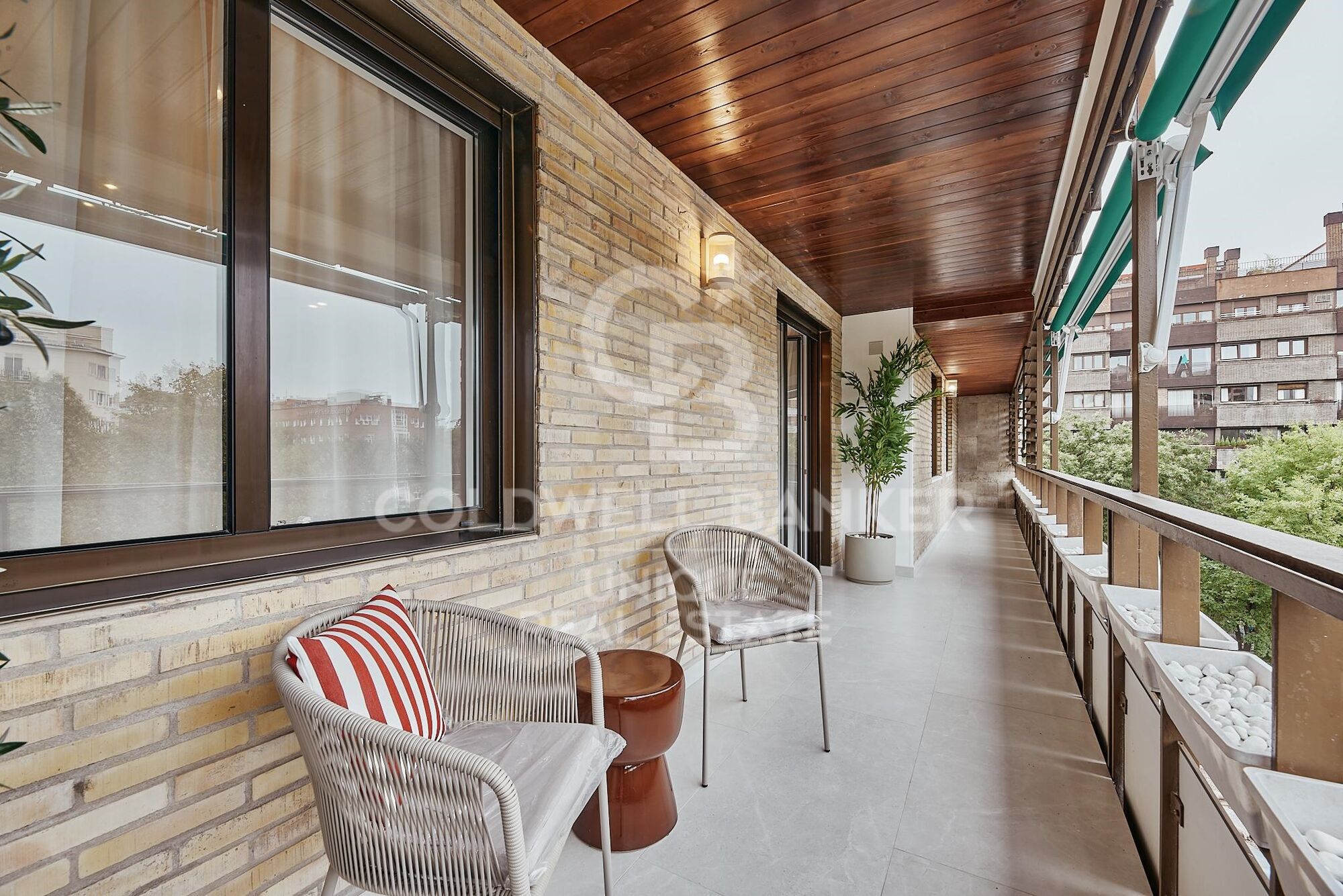 Renovated exterior apartment with 3 bedrooms, terrace and garage in Lista, Madrid