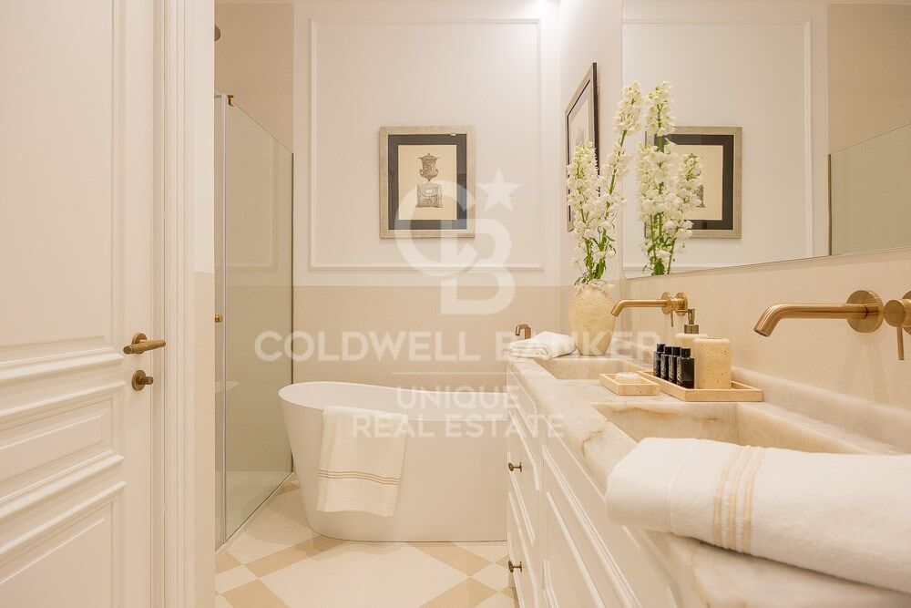 Renovated 4-bedroom flat with terrace in the exclusive neighbourhood of Recoletos, Madrid