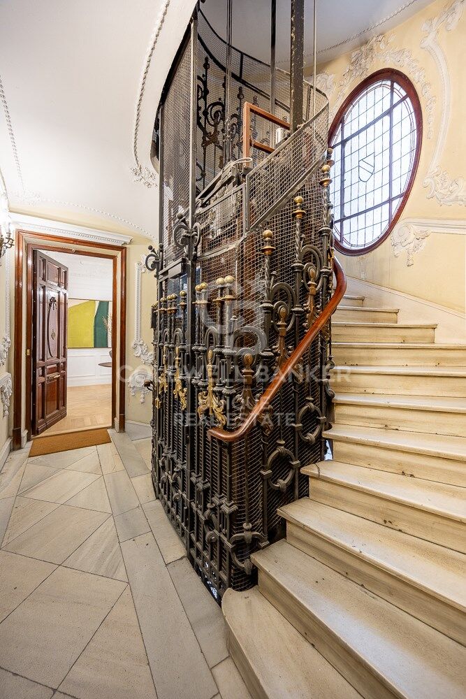 Renovated 4-bedroom flat with terrace in the exclusive neighbourhood of Recoletos, Madrid