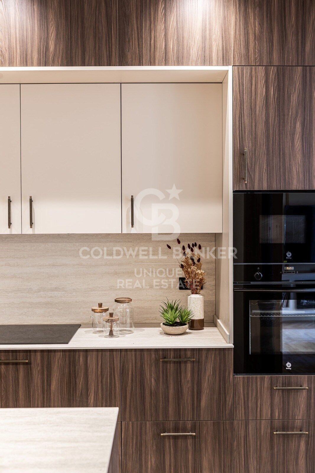 Renovated exterior apartment with balconies and parking in Justicia, Madrid