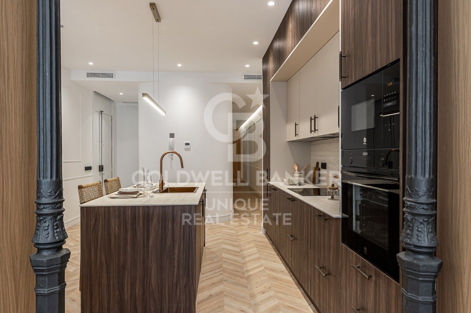 Renovated exterior apartment with balconies and parking in Justicia, Madrid