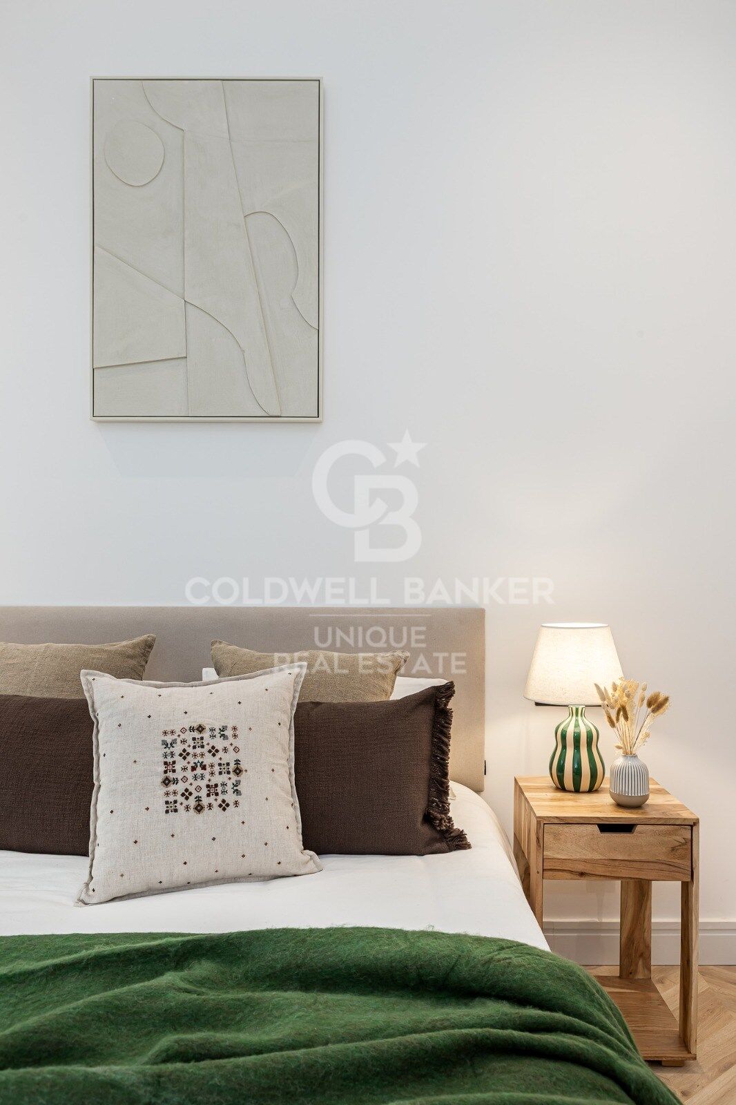 Renovated exterior apartment with balconies and parking in Justicia, Madrid