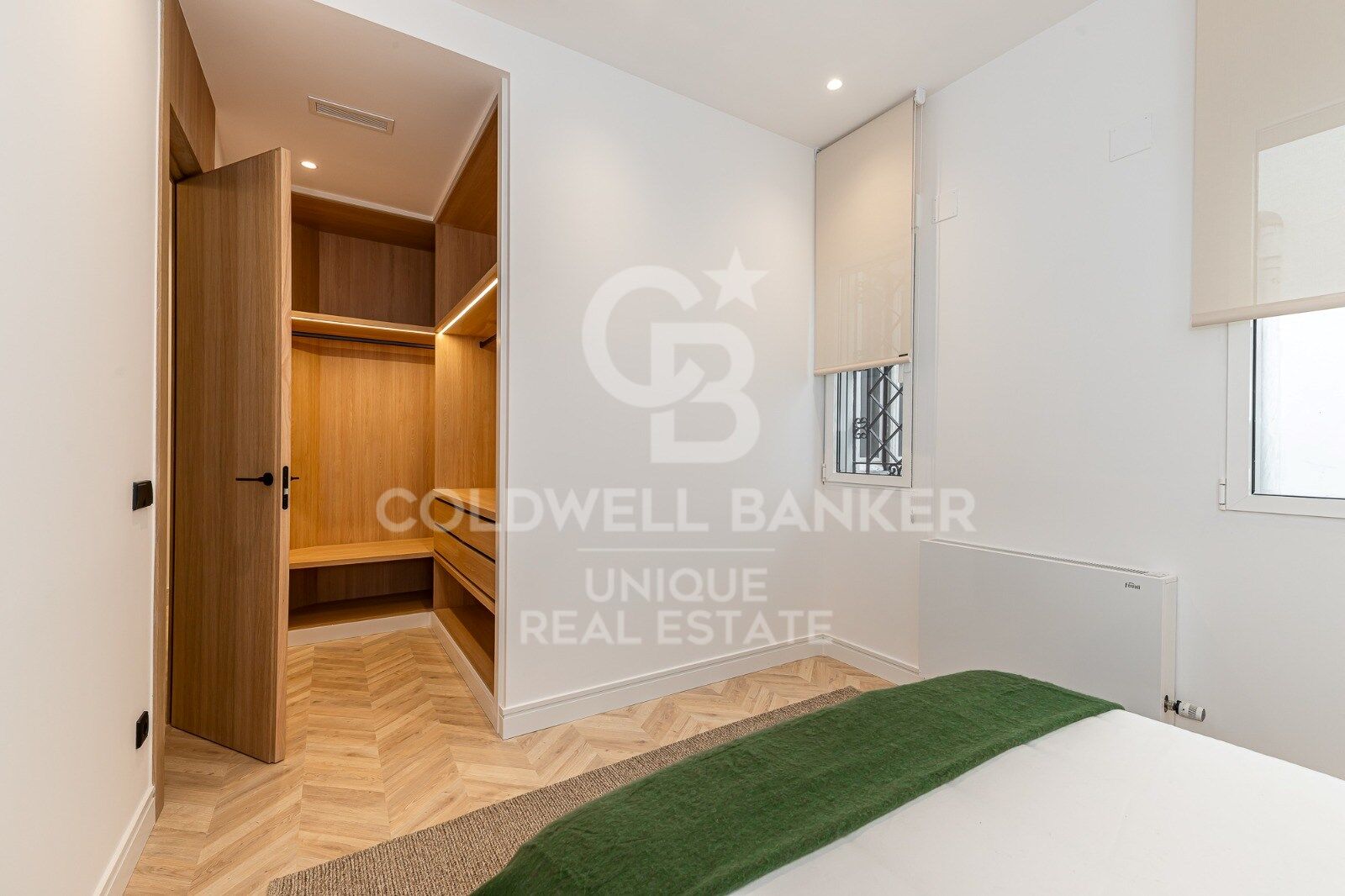 Renovated exterior apartment with balconies and parking in Justicia, Madrid
