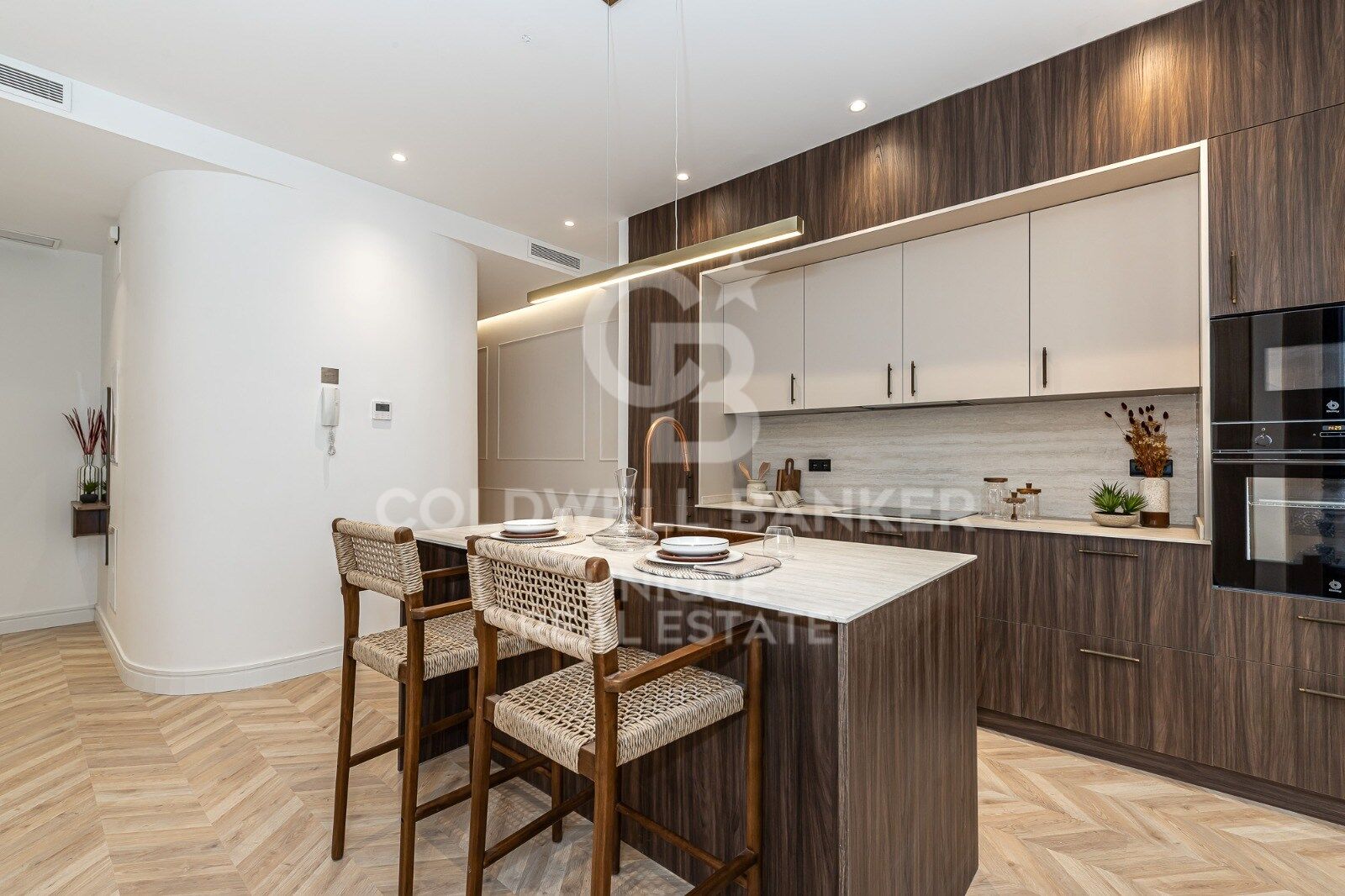 Renovated exterior apartment with balconies and parking in Justicia, Madrid