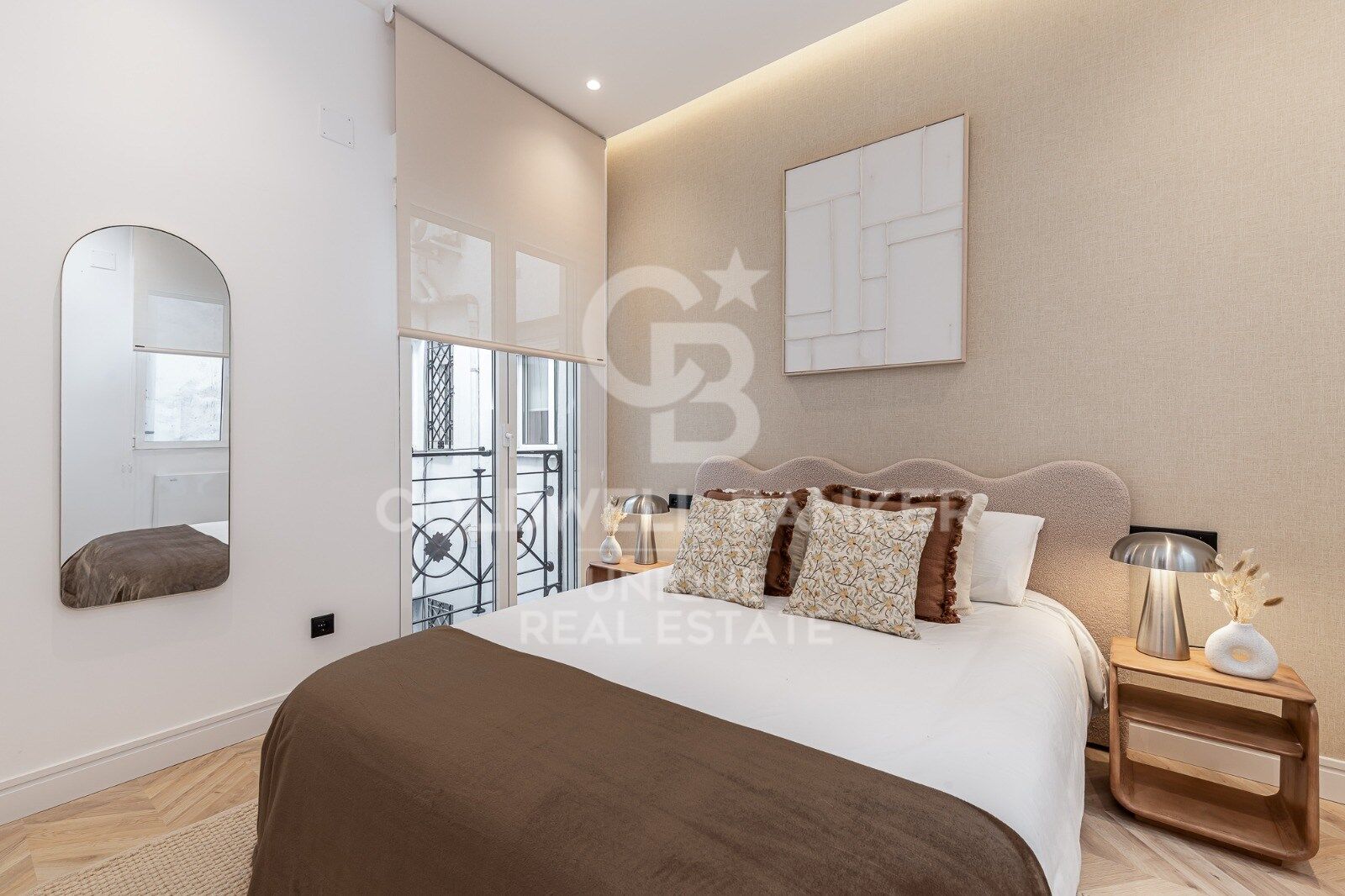 Renovated exterior apartment with balconies and parking in Justicia, Madrid