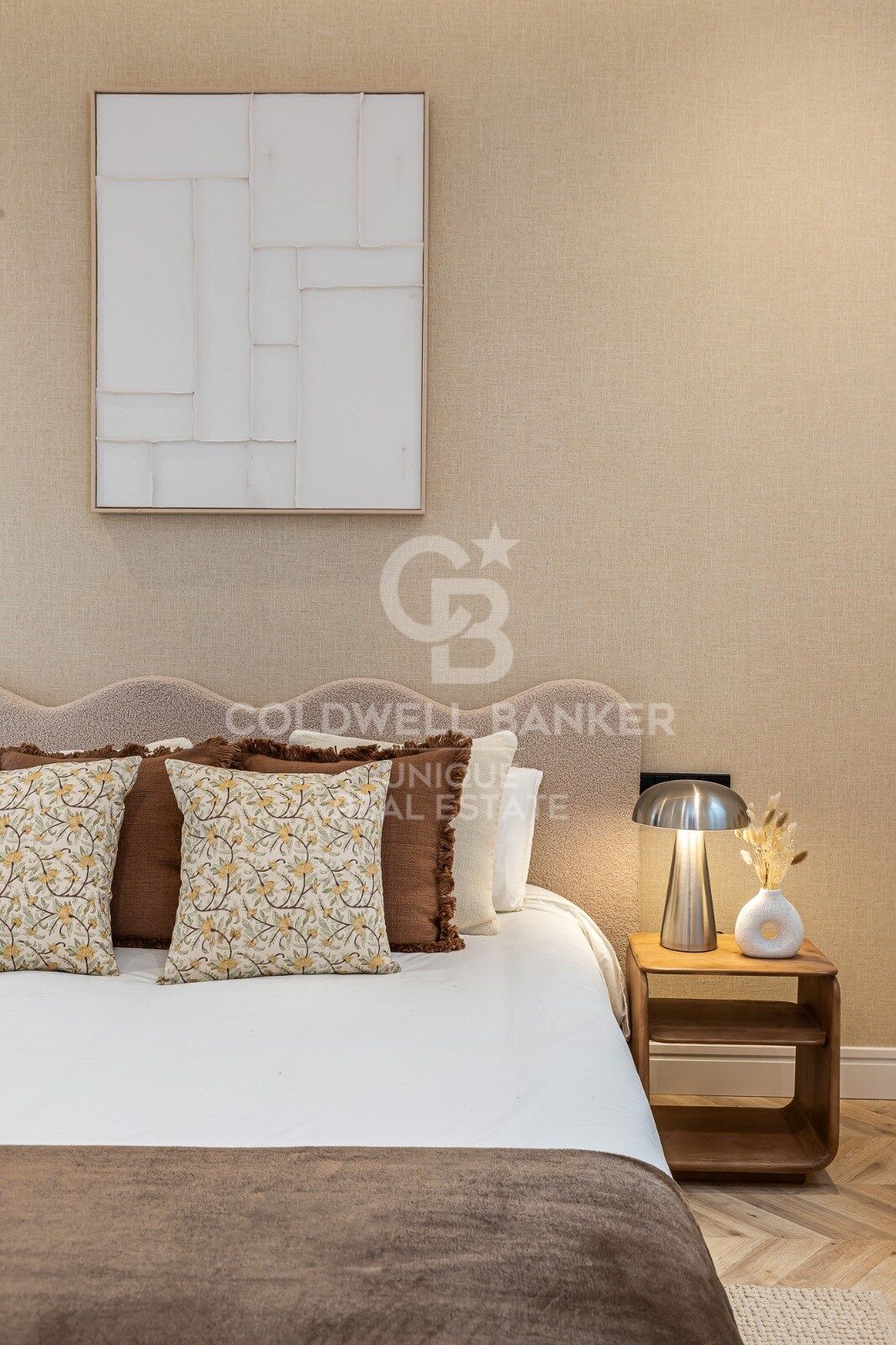 Renovated exterior apartment with balconies and parking in Justicia, Madrid