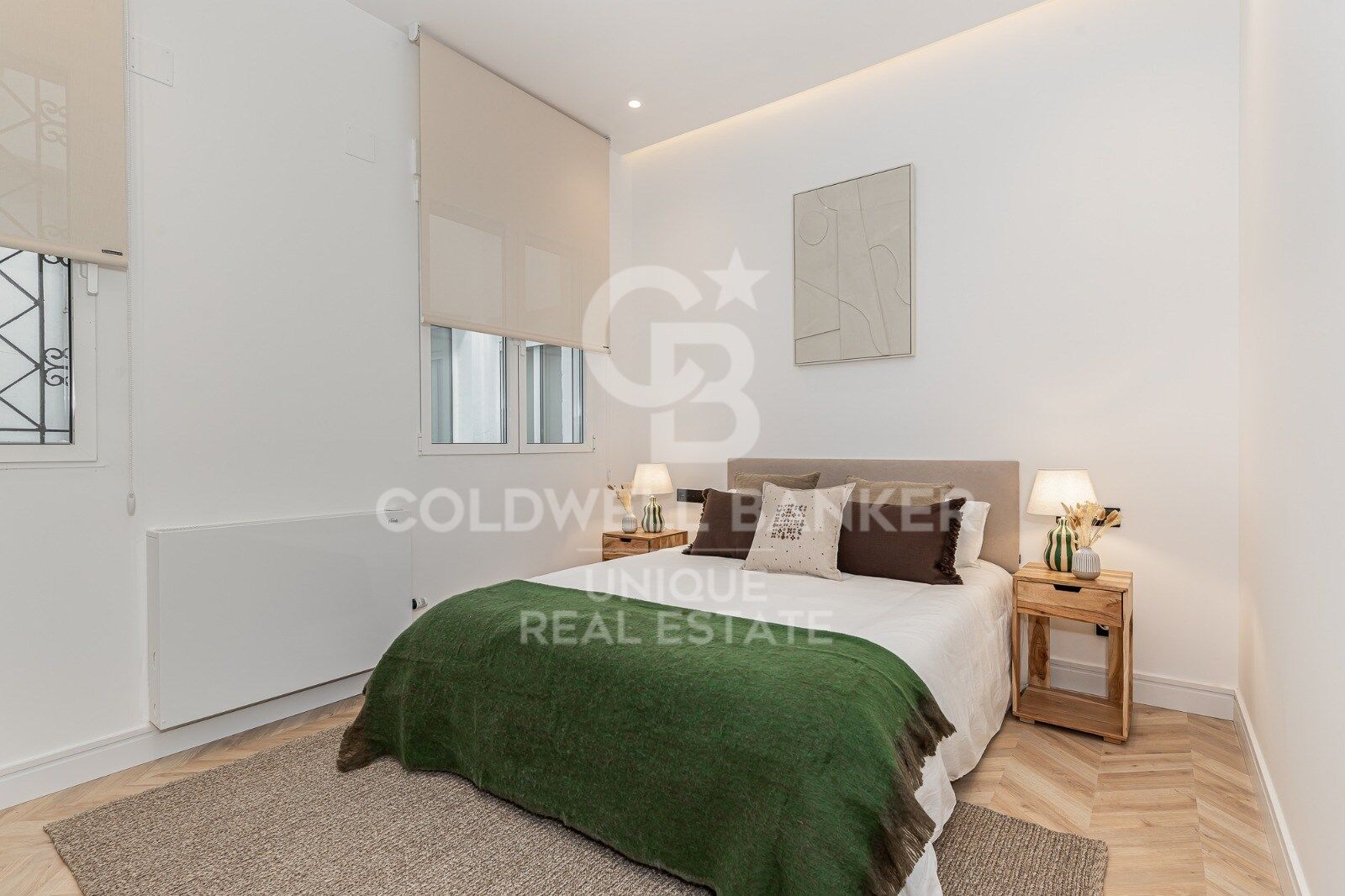 Renovated exterior apartment with balconies and parking in Justicia, Madrid