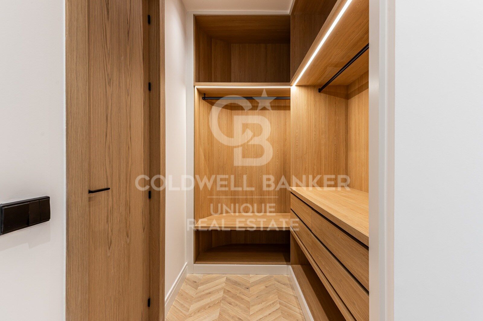 Renovated exterior apartment with balconies and parking in Justicia, Madrid