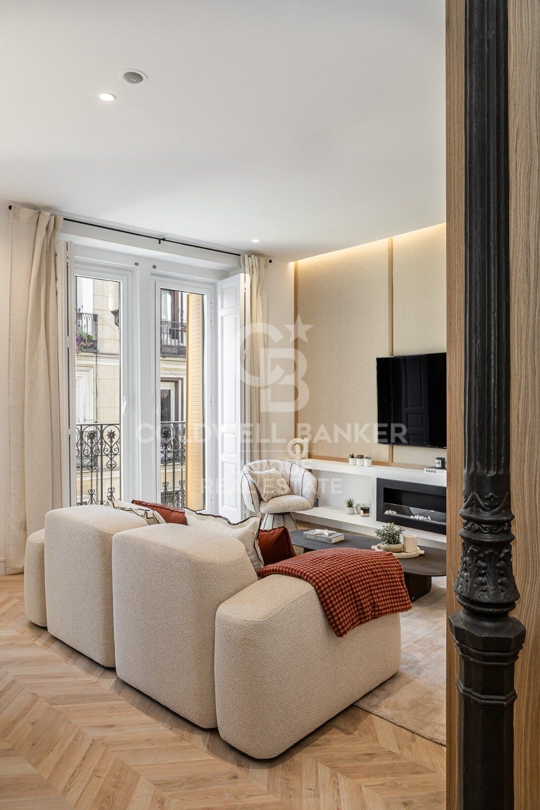 Renovated exterior apartment with balconies and parking in Justicia, Madrid