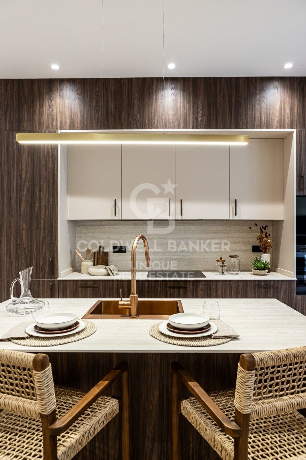 Renovated exterior apartment with balconies and parking in Justicia, Madrid