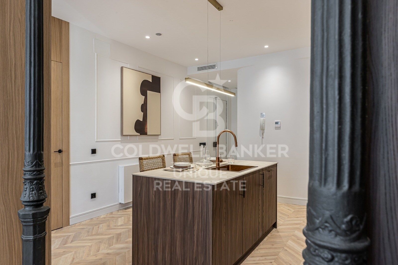 Renovated exterior apartment with balconies and parking in Justicia, Madrid