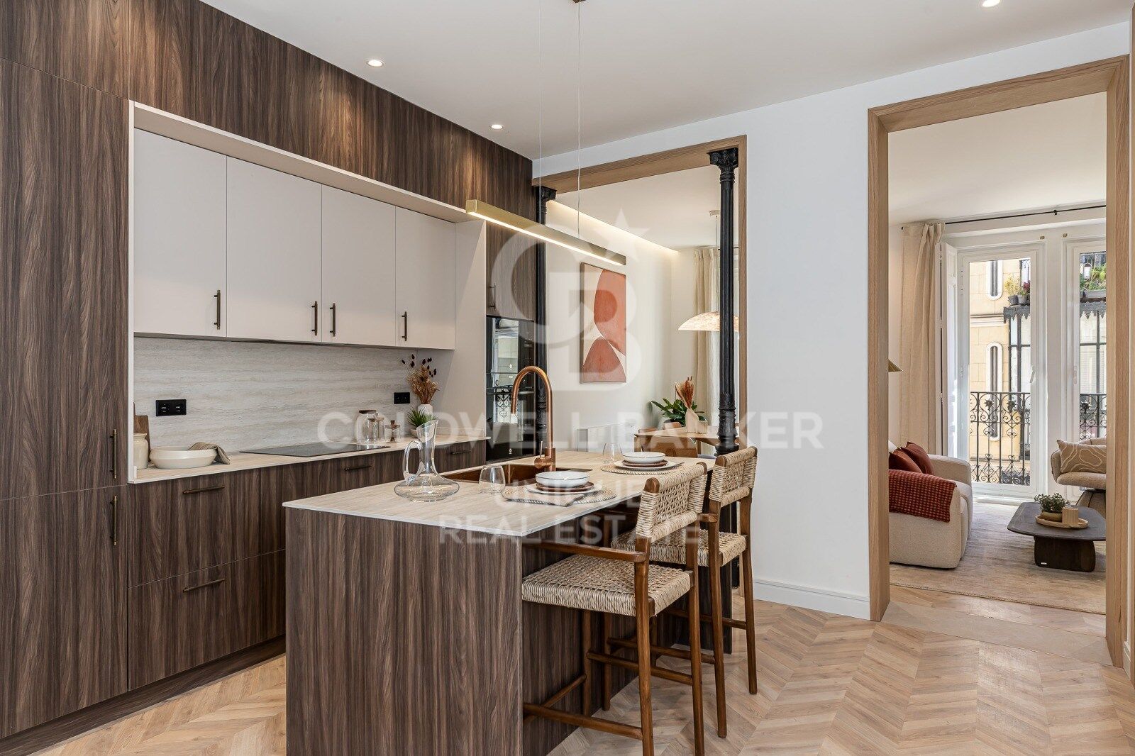 Renovated exterior apartment with balconies and parking in Justicia, Madrid