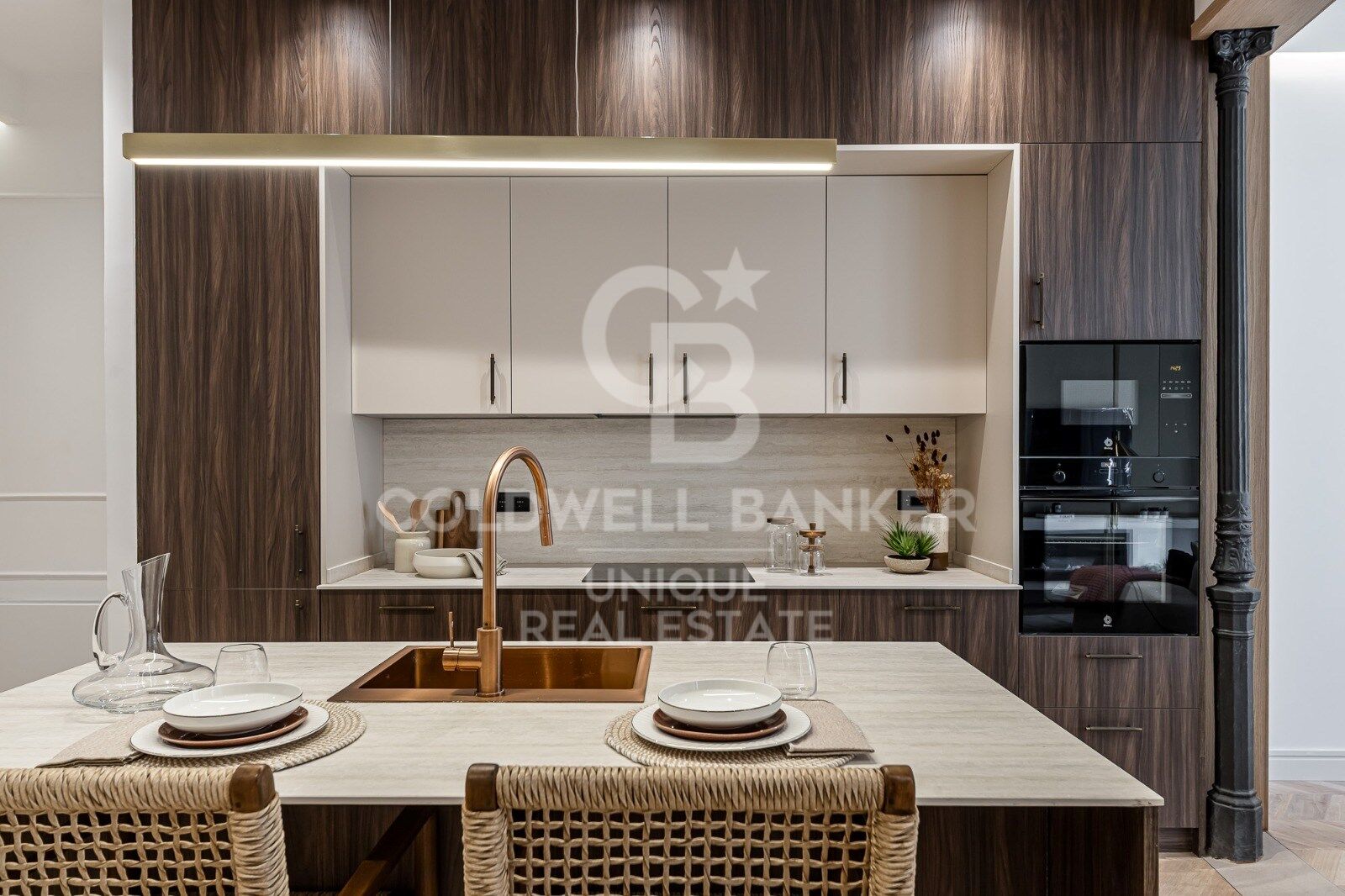 Renovated exterior apartment with balconies and parking in Justicia, Madrid