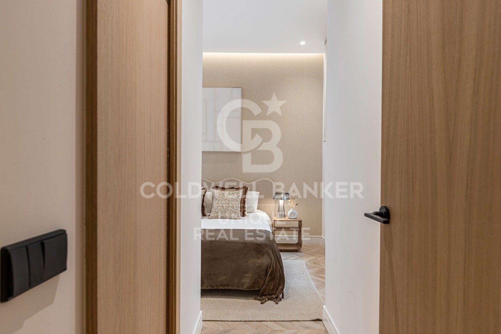 Renovated exterior apartment with balconies and parking in Justicia, Madrid