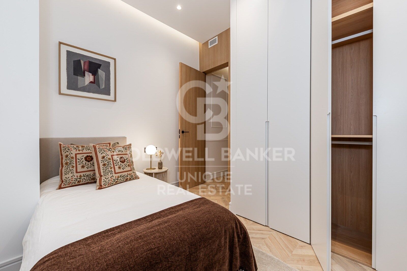 Renovated exterior apartment with balconies and parking in Justicia, Madrid