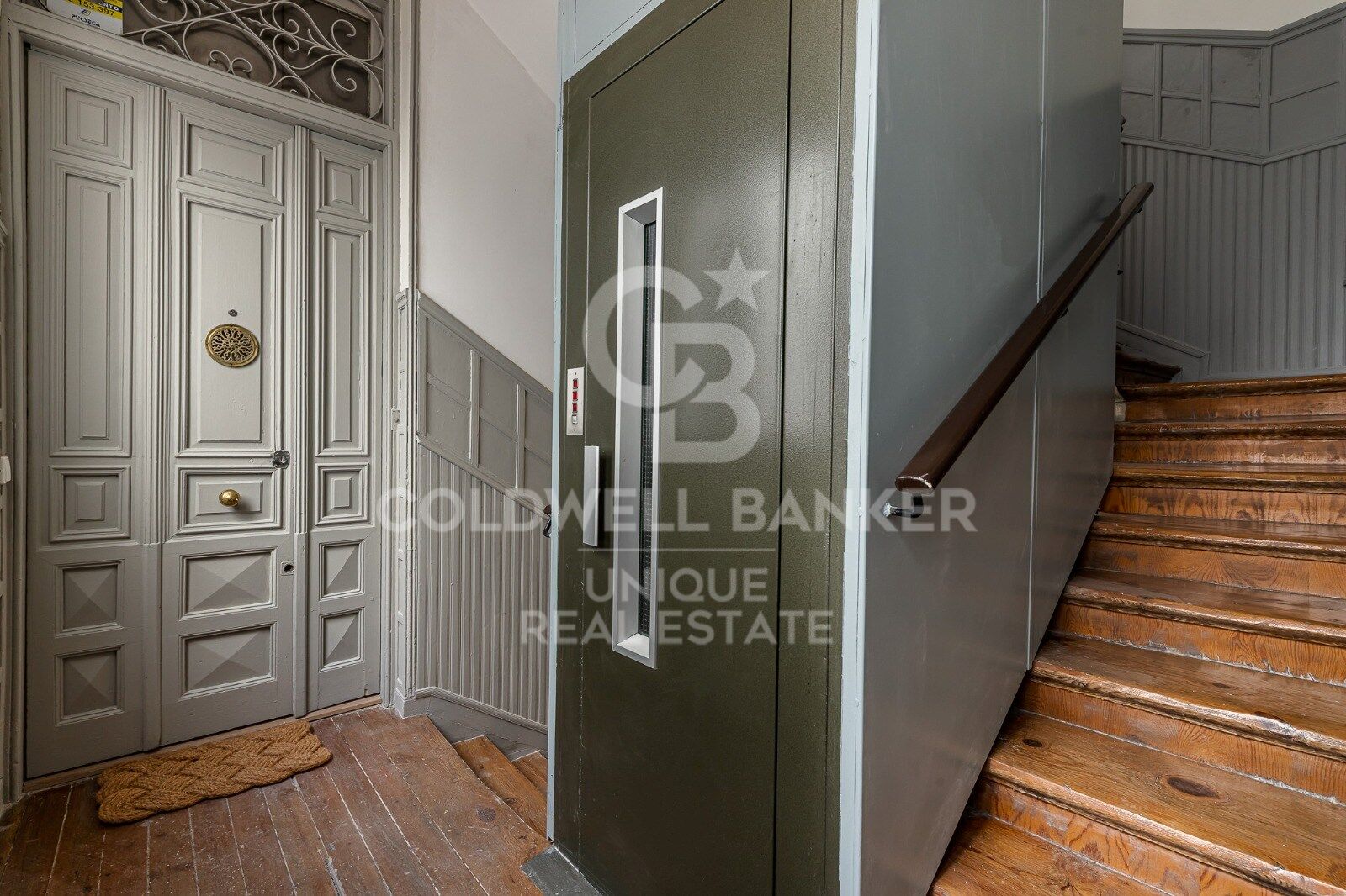 Renovated exterior apartment with balconies and parking in Justicia, Madrid