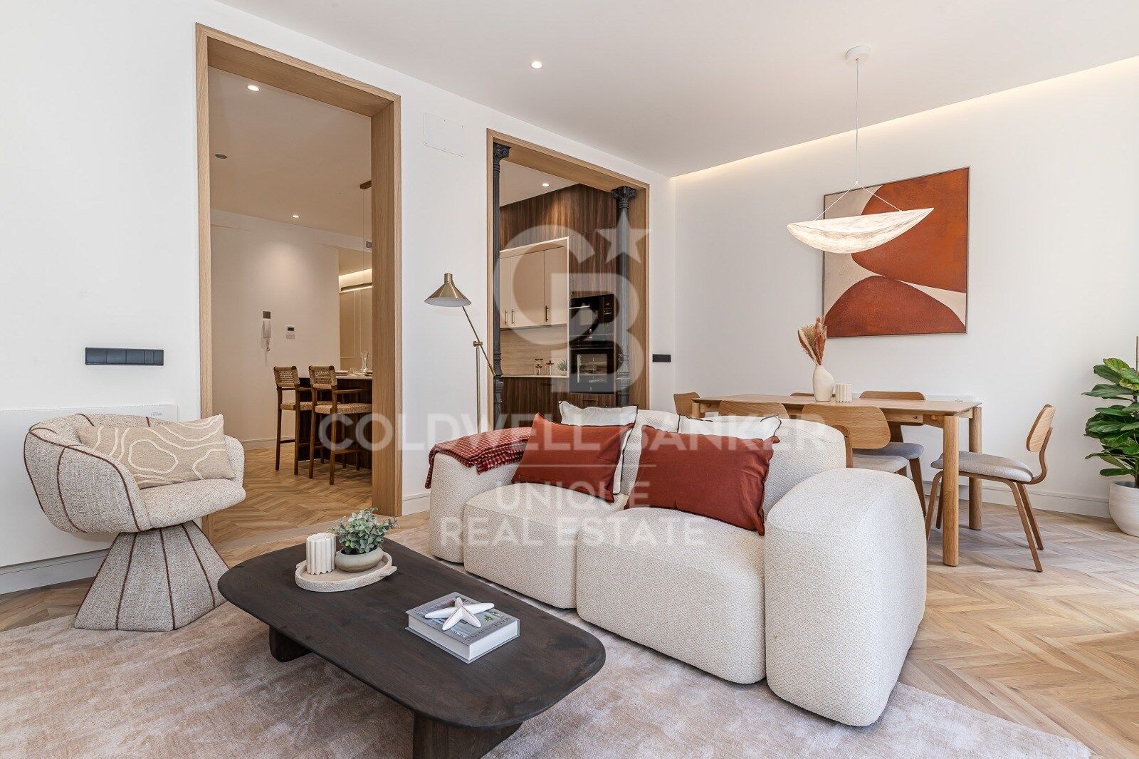 Renovated exterior apartment with balconies and parking in Justicia, Madrid