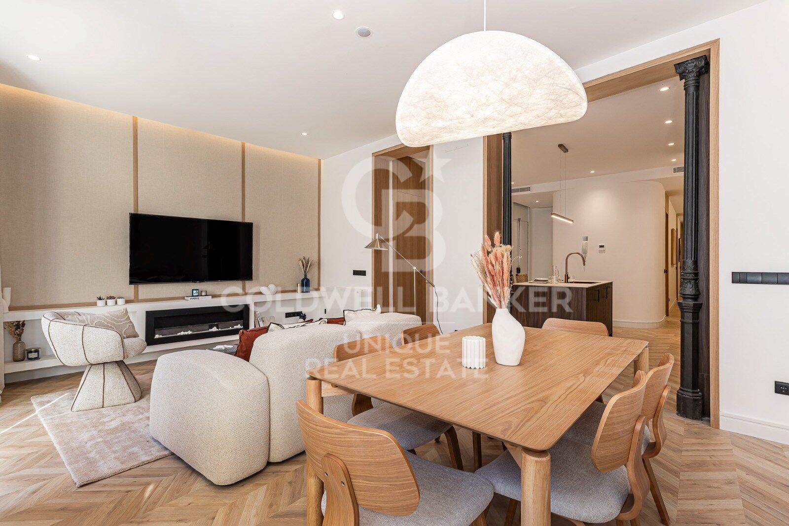 Renovated exterior apartment with balconies and parking in Justicia, Madrid