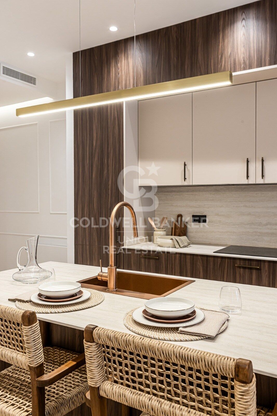 Renovated exterior apartment with balconies and parking in Justicia, Madrid