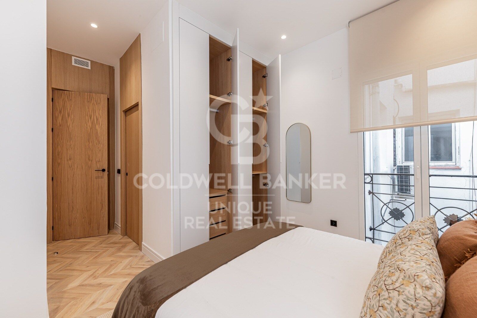 Renovated exterior apartment with balconies and parking in Justicia, Madrid