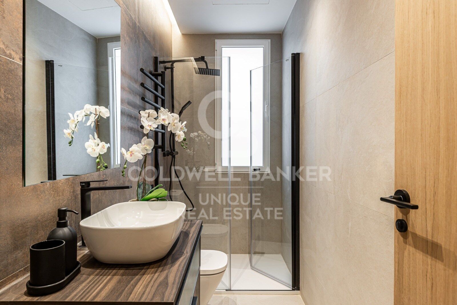 Renovated exterior apartment with balconies and parking in Justicia, Madrid