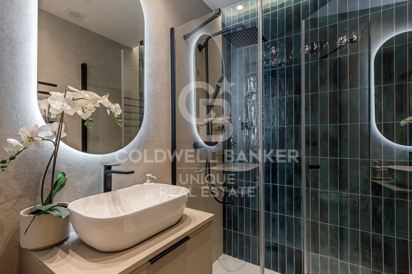 Renovated exterior apartment with balconies and parking in Justicia, Madrid