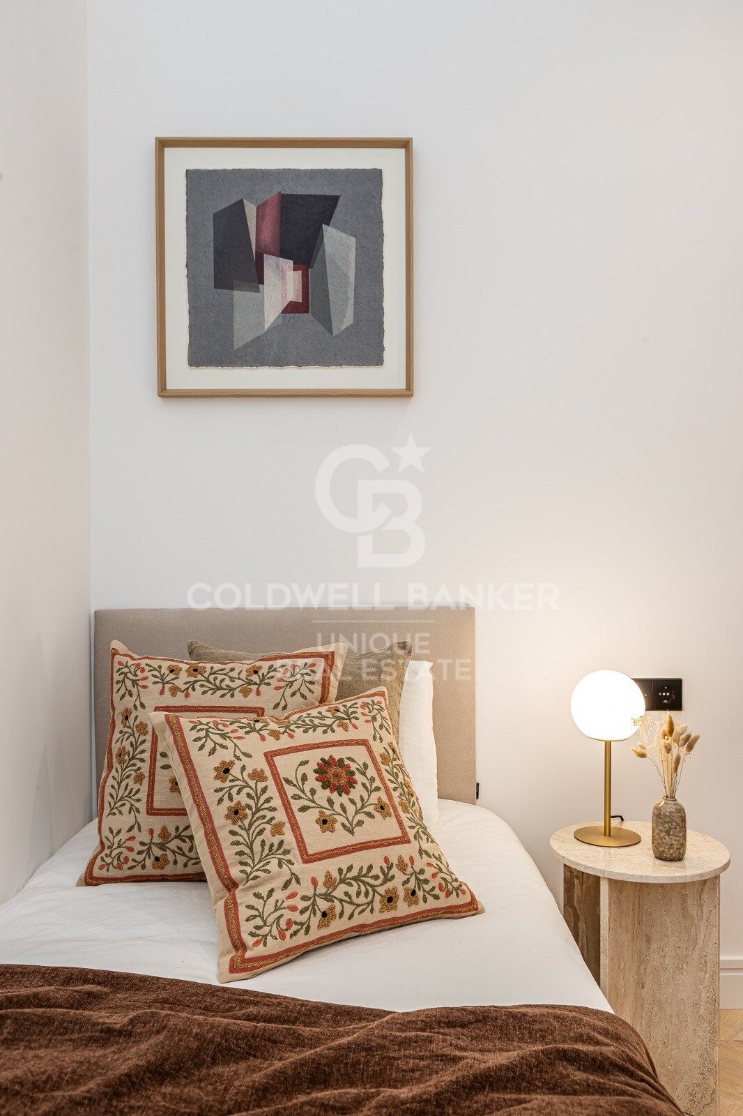 Renovated exterior apartment with balconies and parking in Justicia, Madrid