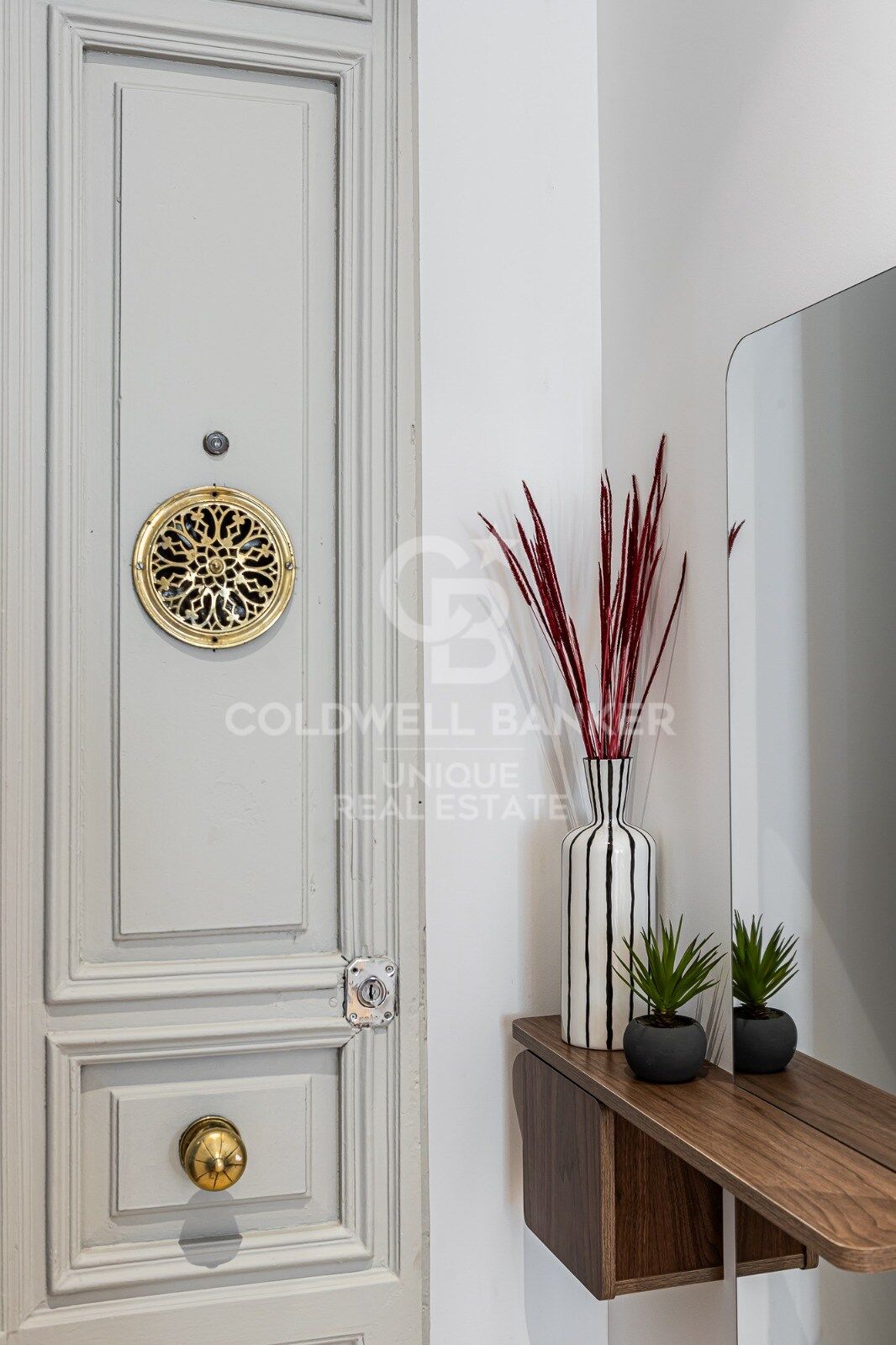 Renovated exterior apartment with balconies and parking in Justicia, Madrid