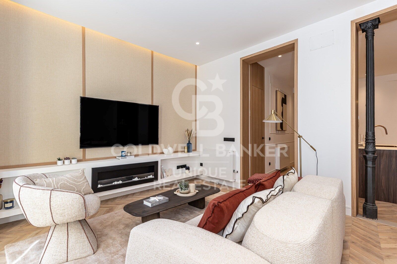 Renovated exterior apartment with balconies and parking in Justicia, Madrid