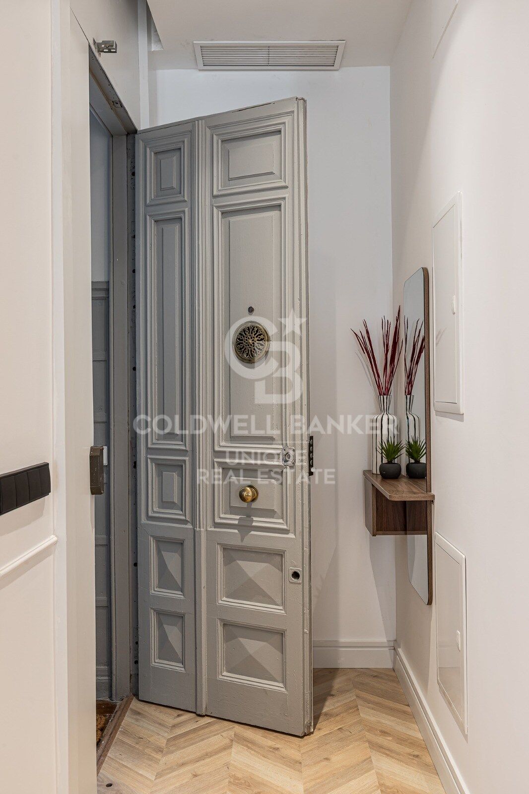 Renovated exterior apartment with balconies and parking in Justicia, Madrid