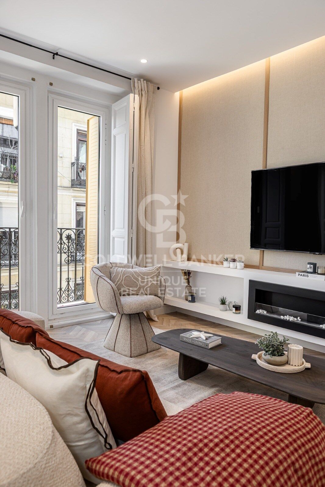 Renovated exterior apartment with balconies and parking in Justicia, Madrid