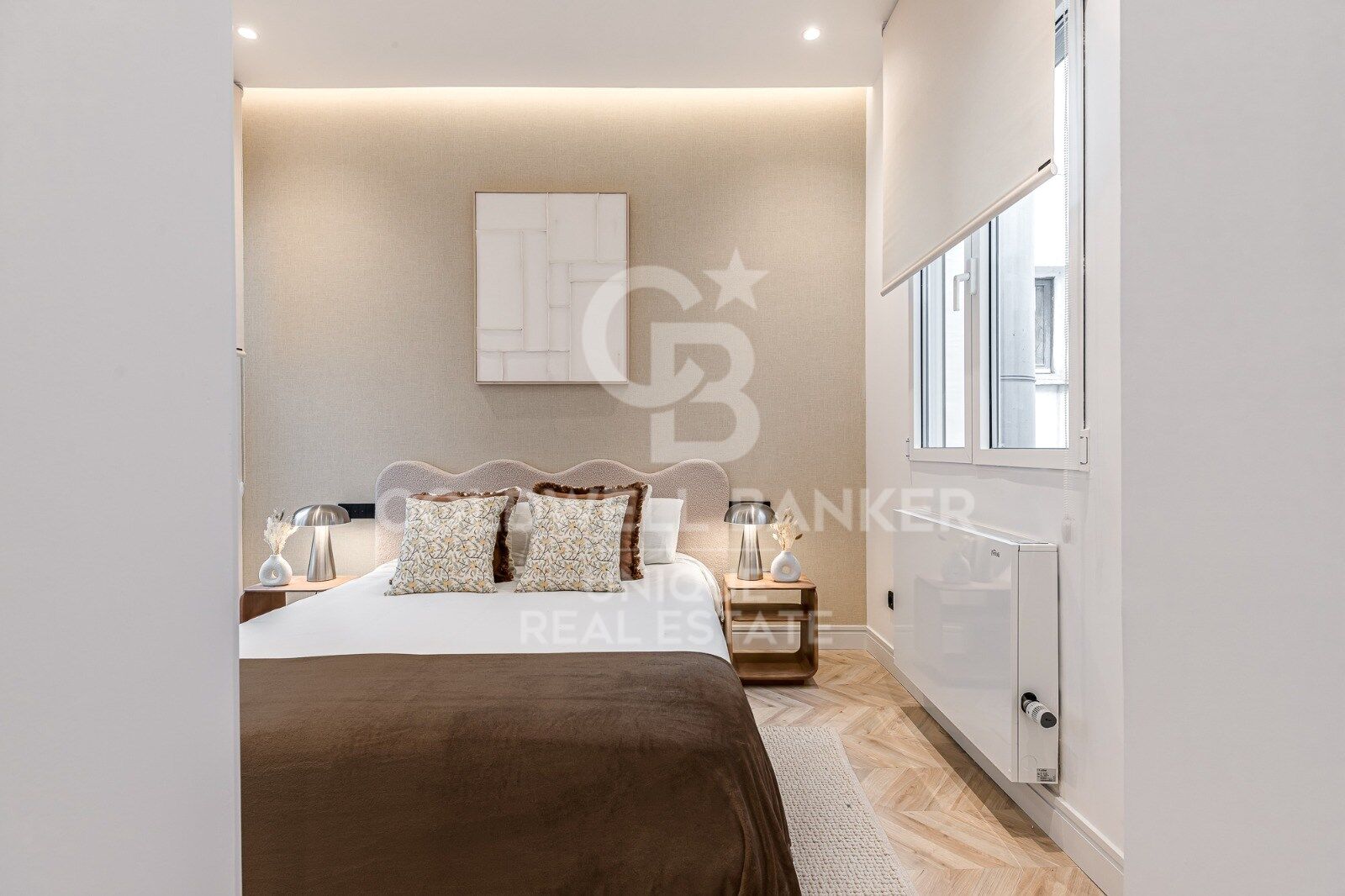 Renovated exterior apartment with balconies and parking in Justicia, Madrid