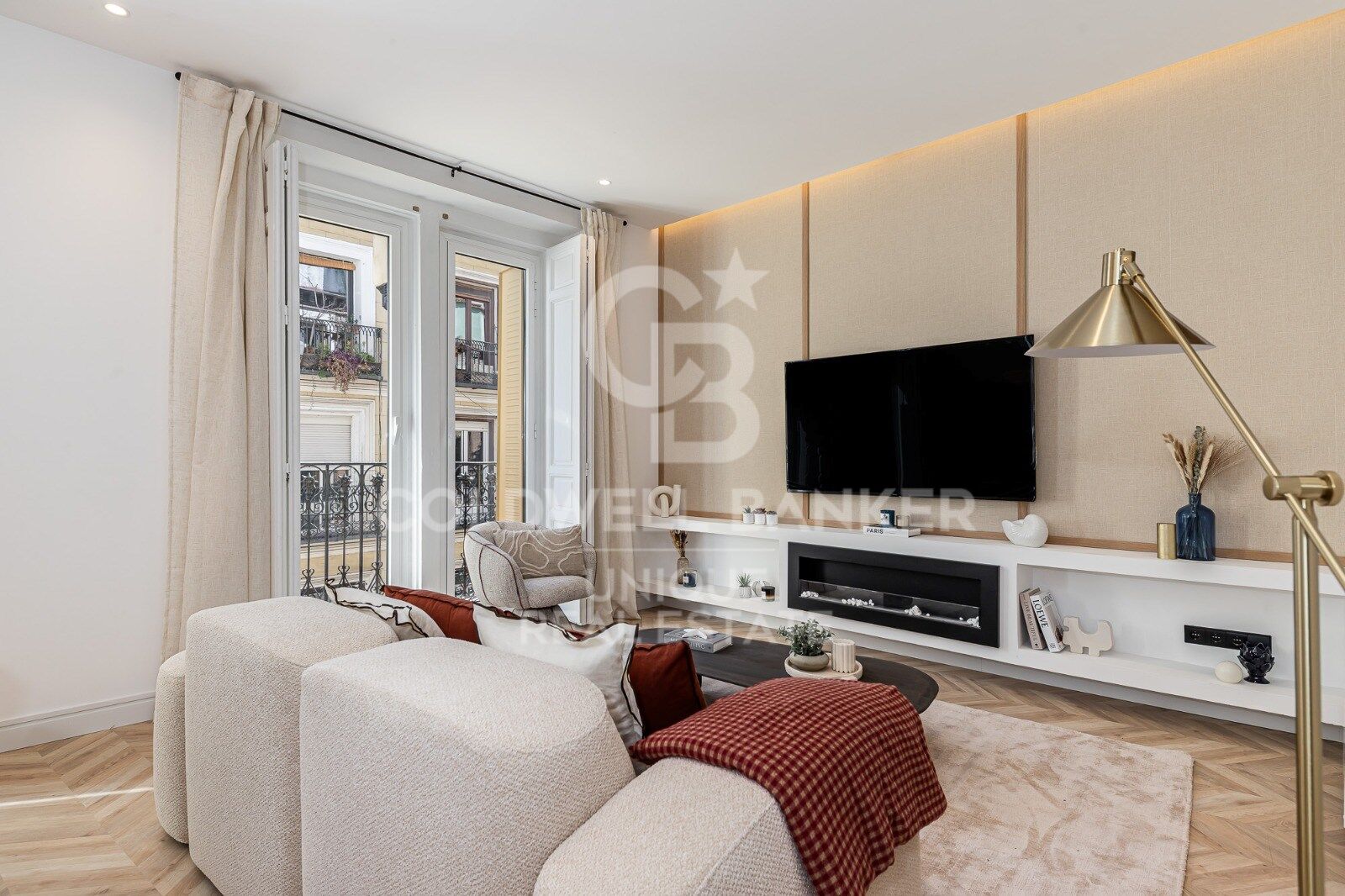Renovated exterior apartment with balconies and parking in Justicia, Madrid